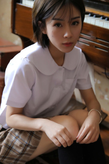 《艳妇荡乳》